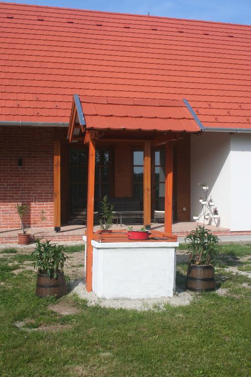 Malomko Apartman Zsira Exterior photo