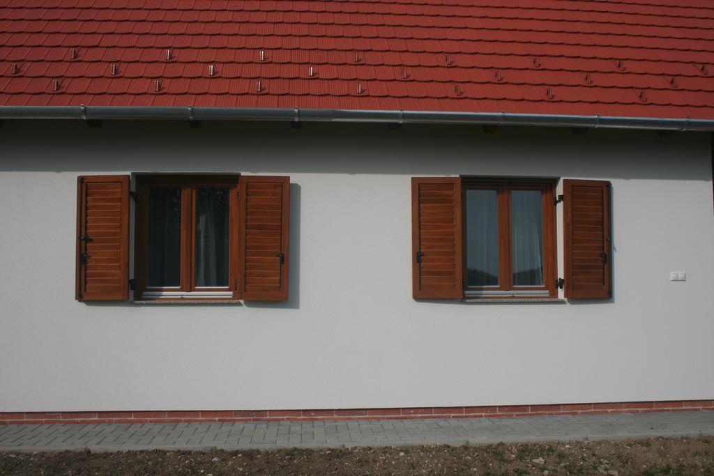 Malomko Apartman Zsira Exterior photo